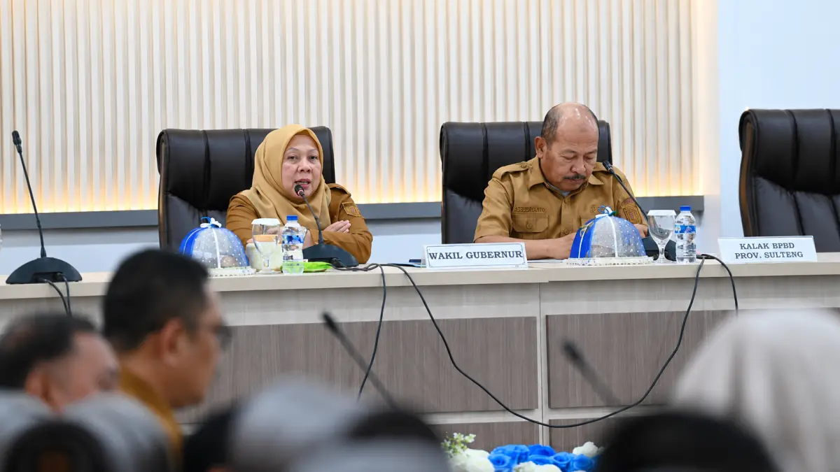 Wakil Gubernur Sulawesi Tengah Reny A. Lamadjido memimpin rapat evaluasi akhir masa transisi darurat gempa sebelum memasuki tahap rehabilitasi dan rekonstruksi di Sigi. FOTO: BIRO ADPIM SULTENG&nbsp;