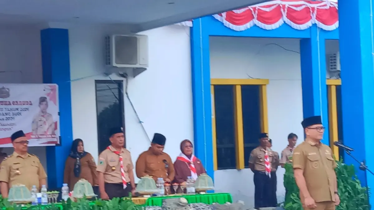DILEPAS: Bupati Buol, Risharyudi Triwibowo melepas peserta Jamnas XII tahun 2026 Kabupaten Buol, menuju bumi perkemahan Cibubur.(FOTO: DINAS KOMINFO KABUPATEN BUOL/RADAR PALU).