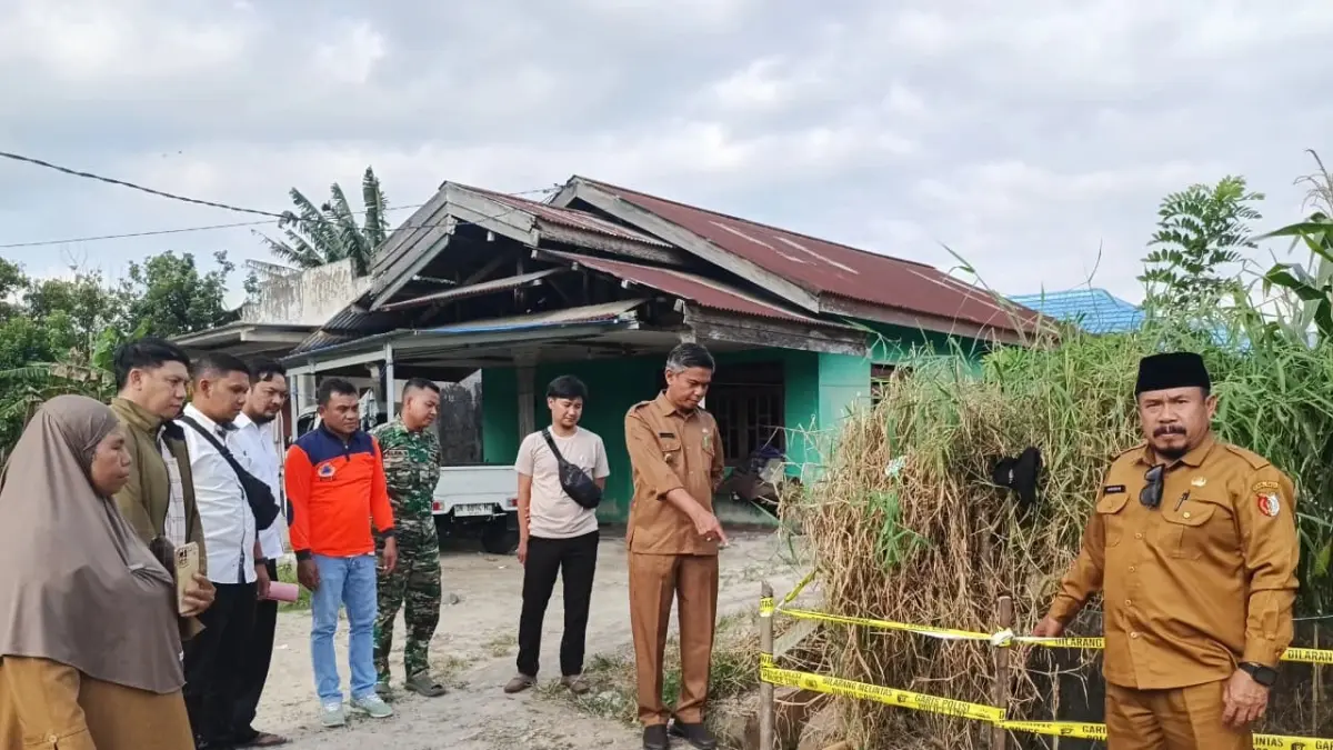 KAJIAN: Pemkab Sigi saat memperlihatkan titik semburan air mengandung gas di Desa Sarumana, Kecamatan Palolo.(FOTO: ANGEL SUMBARA/RADAR PALU).

