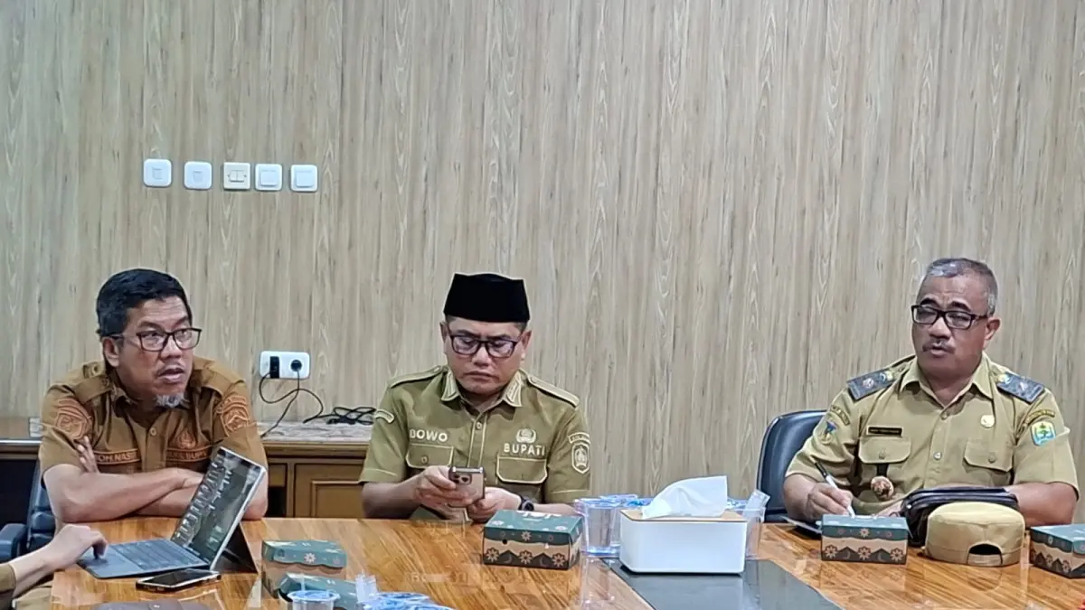 KOMITMEN: Bupati Buol Risharyudi Timumun (Tengah), didampingi Wabup Moh. Nasir Daimaroto (kiri), dan Sekkab Buol Moh Yamin Rahhim, berkomitmen menyelesaikan asset bermasalah.(FOTO: ISTIMEWA/RADAR PALU)
