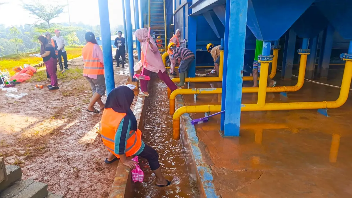 MEMBERSIHKAN: Ibu-ibu di Desa Ganda-Ganda ikut membersihkan lumpur di sekitar Intalasi Pengolahan Air (IPA) SPAM IKK Petasia. (FOTO: ISTIMEWA/RADAR PALU)