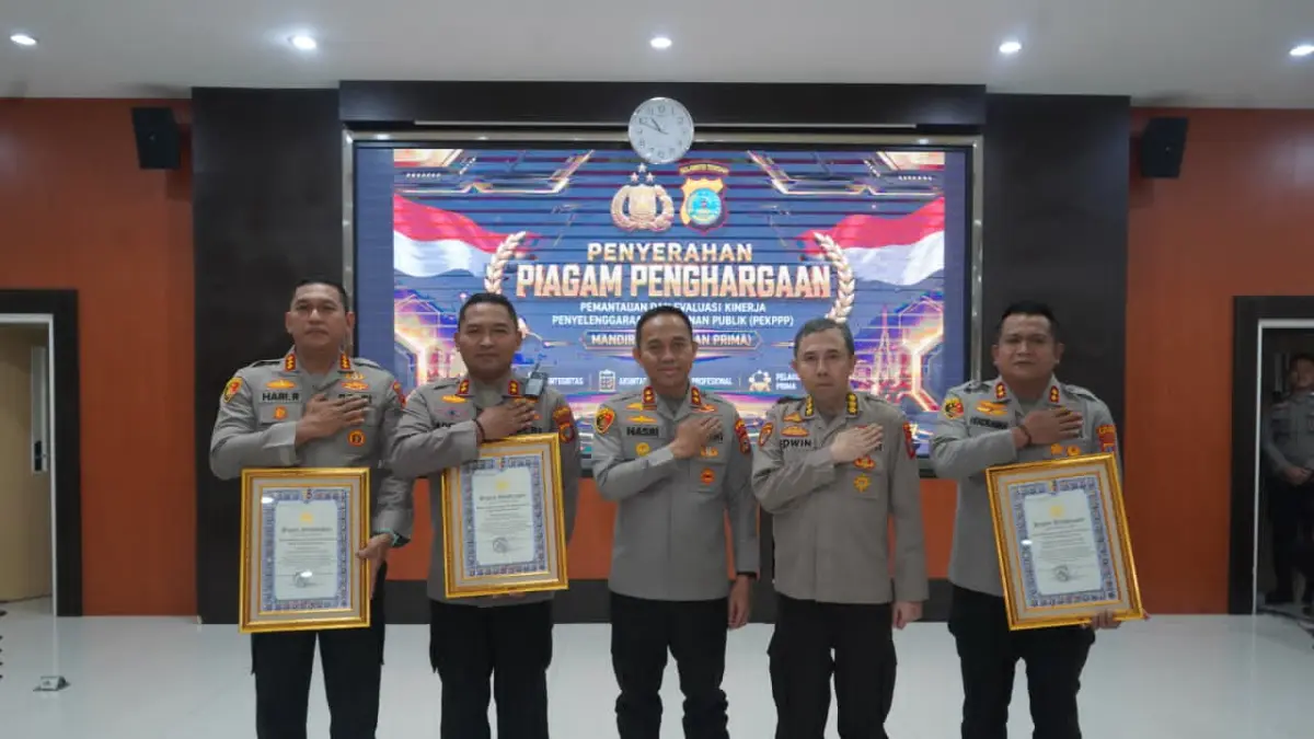 Kapolda Sulawesi Tengah Irjen Pol Nasri berfoto bersama para Kapolres penerima penghargaan Kapolri usai penyerahan piagam Pelayanan Prima (Kategori A) kepada Polres Donggala, Polres Parigi Moutong, dan Polresta Palu dalam Gelar Operasional Polda Sulteng di Mapolda Sulteng, Selasa (4/8).