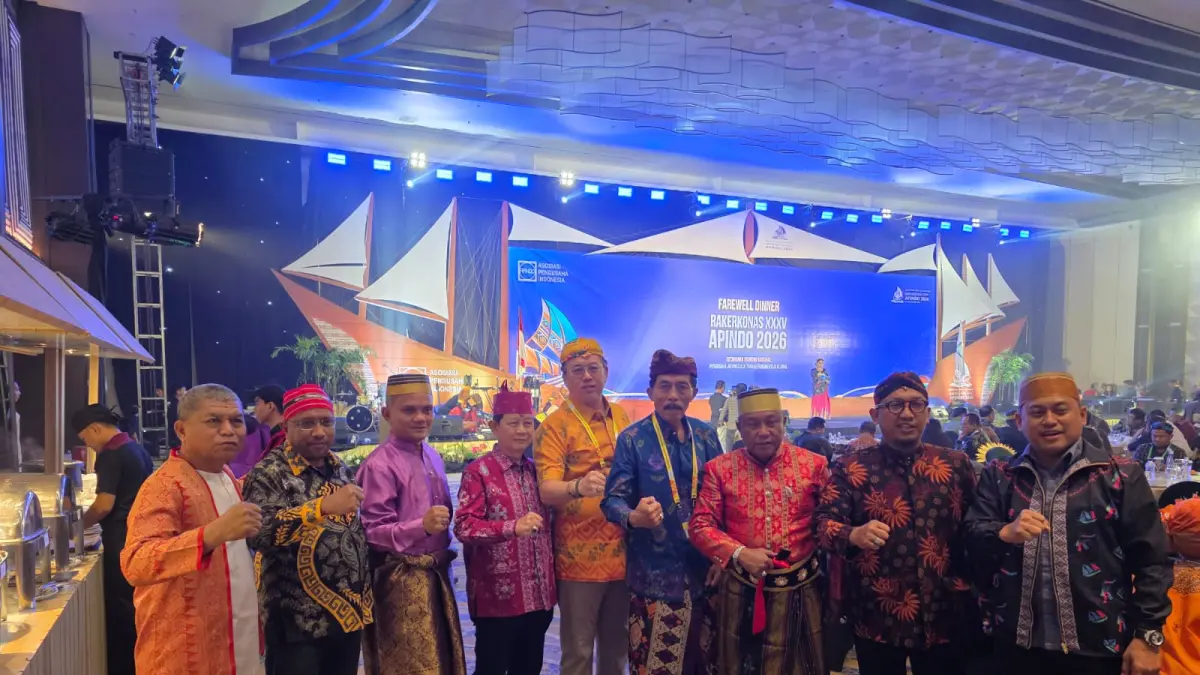 Para pengurus Apindo menggunakan baju adat daerah pada Rakerkornas Apindo di Makassar.