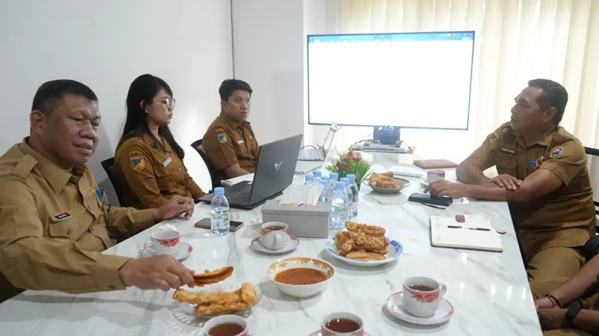 RAPAT: Suasana rapat dipimpin Kabag Ekonomi dan SDA Setkab Morowali, Anwar Saimu, Sekretaris Dinas Kominfo, Takyudin Ismail, serta sejumlah staf teknis Bagian Ekonomi dan SDA.(FOTO: SUPRIYONO/RADAR PALU)