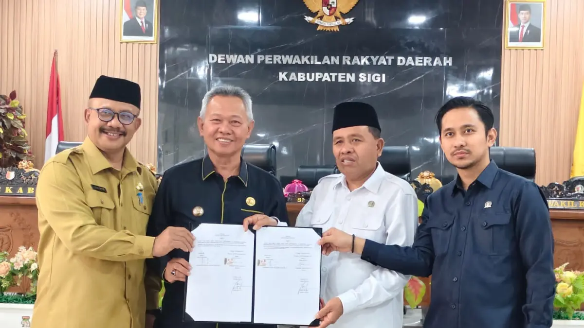 SEPAKAT: Bupati Sigi, Moh. Rizal Intjenae, Bersama Ketua DPRD Sigi Minhar Tjeho, dan Sekab Sigi Nuim Hayat, serta Waket Ikra Ibrahim sepakati KUA-PPAS APBD 2027.(FOTO:&nbsp;ANGEL SUMBARA/RADAR PALU)