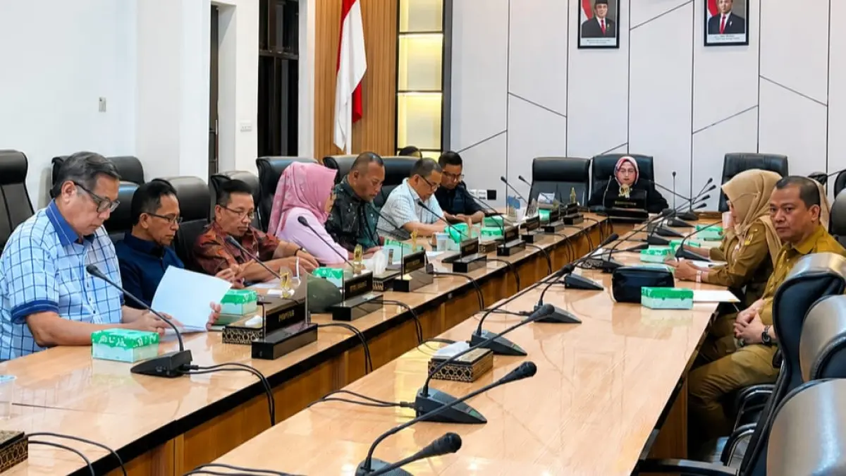 Wakil Ketua I DPRD Sulteng Arnila H. Moh. Ali memimpin rapat Badan Musyawarah (Bamus) di Ruang Baruga DPRD Sulteng, Selasa (4/8/2026), yang menetapkan jadwal kerja dewan hingga pembahasan APBD 2027. FOTO: Annisa Nurul Wibdy. 