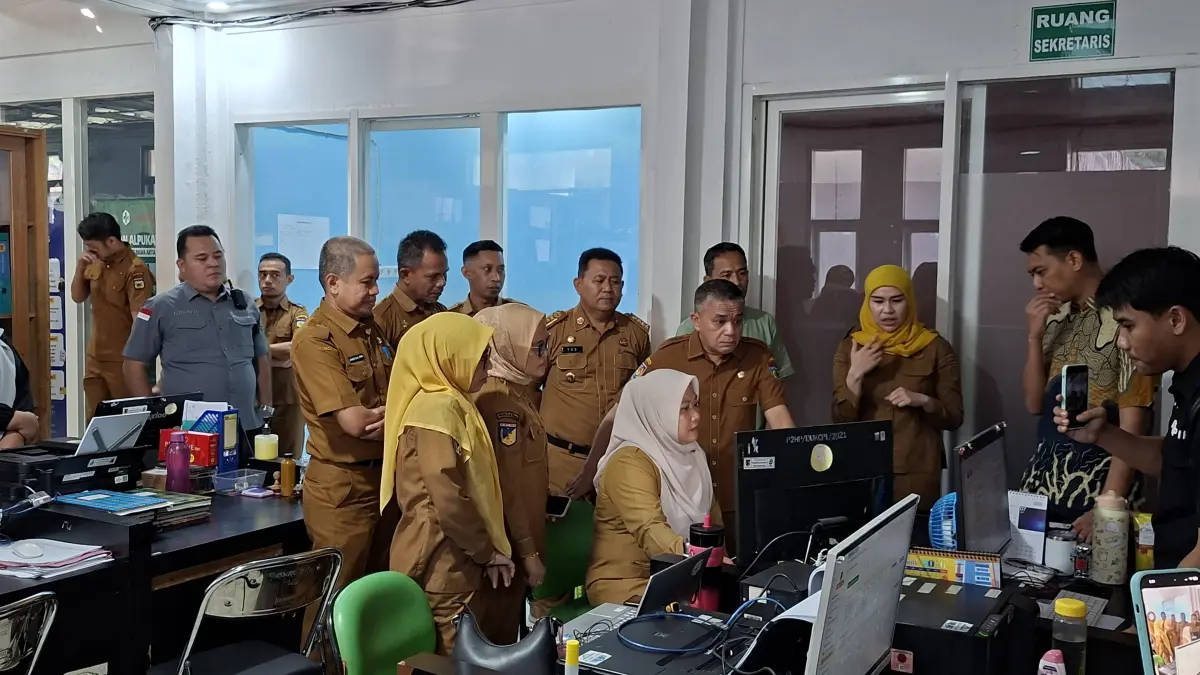 Wali Kota Palu Hadianto Rasyid melakukan inspeksi mendadak ke sejumlah OPD untuk mengevaluasi kinerja ASN dan memastikan pelayanan publik tetap berjalan optimal. FOTO : HUMAS PEMKOT PALU