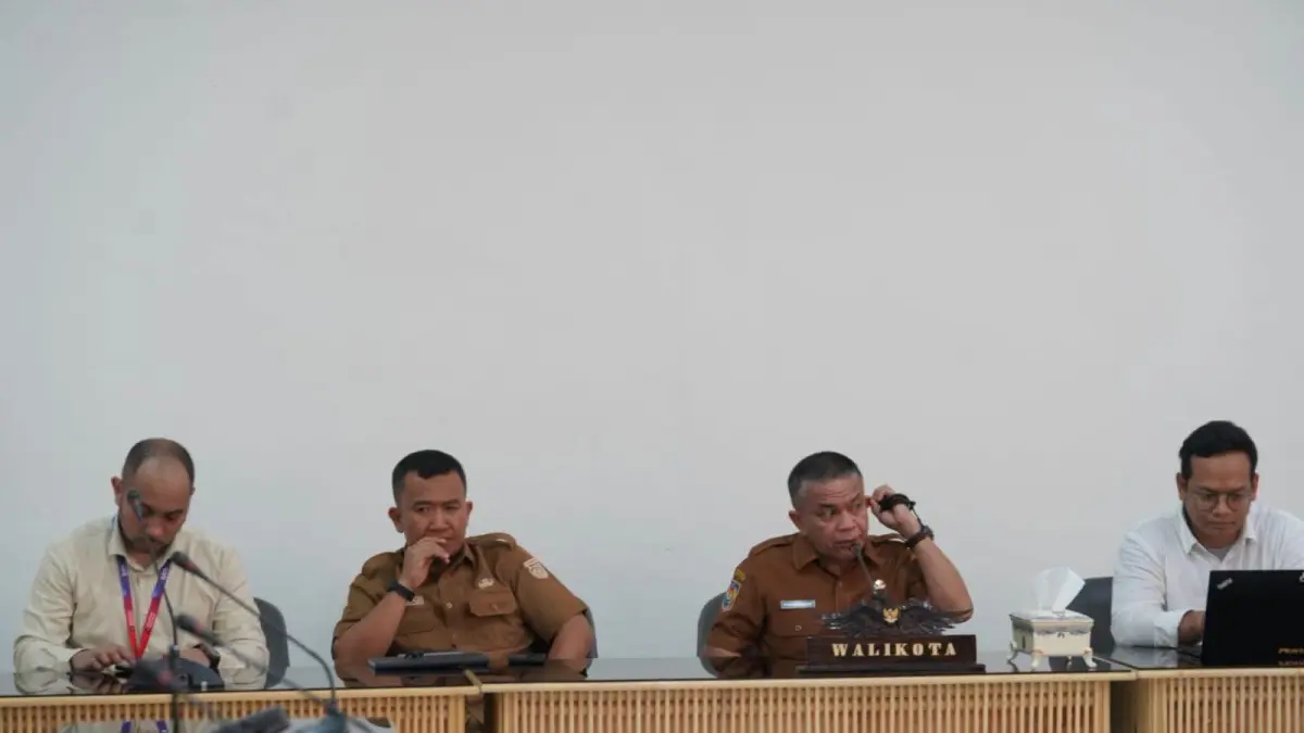 Wali Kota Palu Hadianto Rasyid memimpin rapat bersama Pertamina, Hiswana Migas, Bank BTN, dan OPD terkait membahas penerapan QR tambahan untuk penyaluran solar subsidi di Kota Palu. FOTO: HUMAS PEMKOT PALU&nbsp;