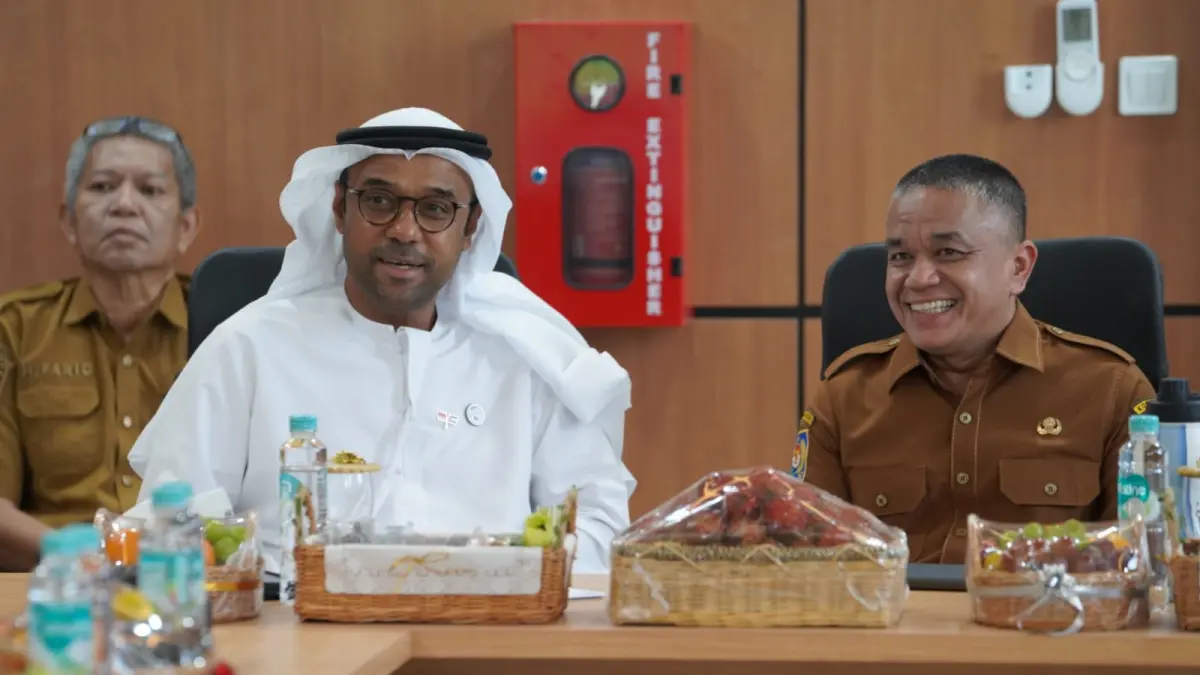 Wali Kota Palu, Hadianto Rasyid mendampingi Duta Besar Uni Emirat Arab saat Meninjau Kawasan Ekonomi Khusus (KEK) Palu. FOTO : HUMAS PEMKOT PALU