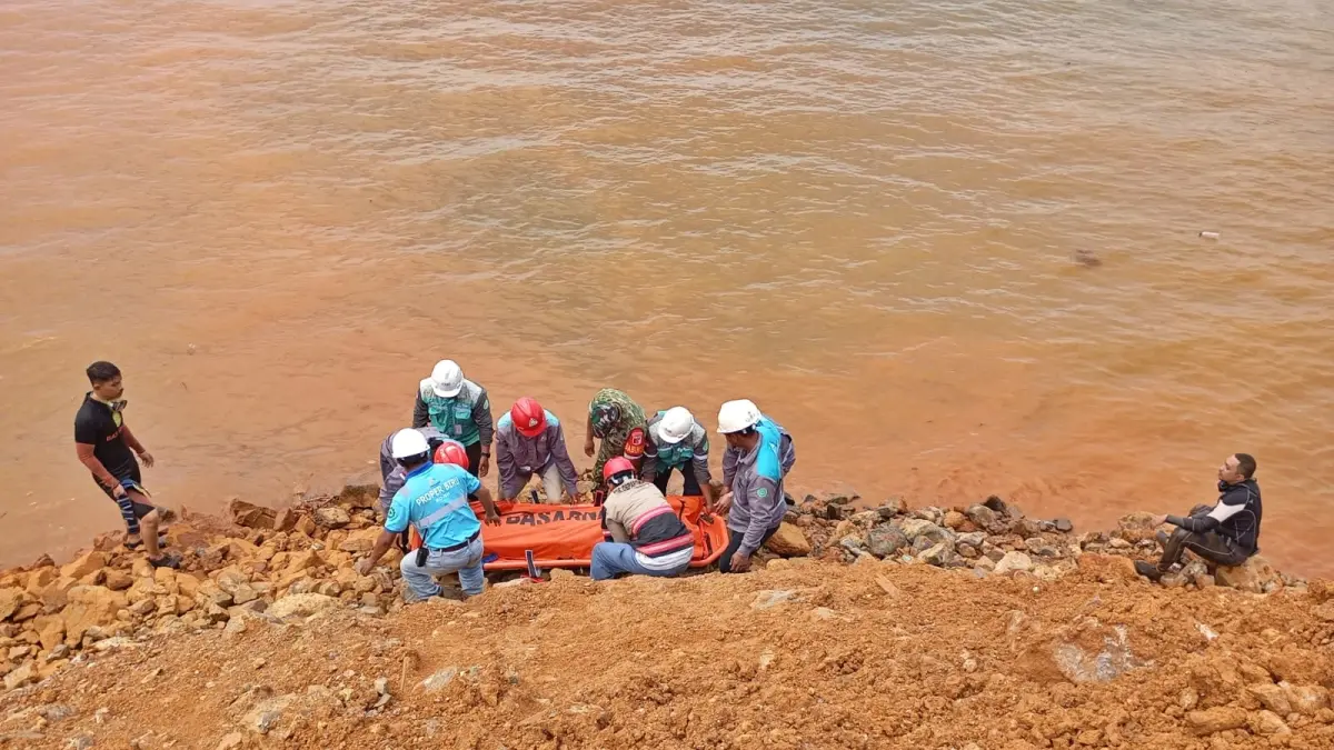 EVAKUASI - Jenazah Supriadi (31), Karyawan PT UKK diangkat dari perairan Desa Ganda-Ganda, Rabu (5/8/2026) siang, setelah terjatuh dari tongkang dan hilang selama dua hari. (FOTO: SAR MOROWALI/RADAR PALU)