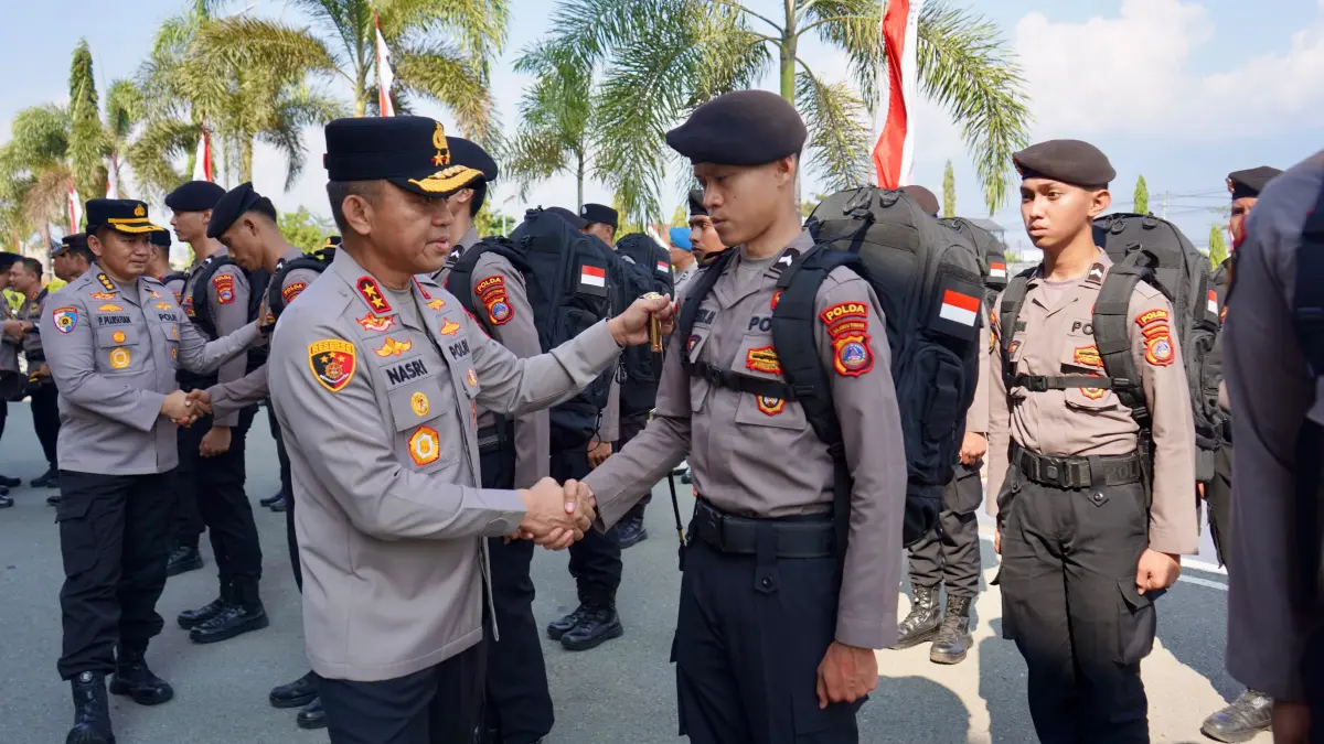 Kapolda Sulawesi Tengah Irjen Pol. Nasri memimpin apel pelepasan 116 personel yang dimutasi untuk memperkuat Polres Banggai Laut di halaman lobi Mapolda Sulteng, Rabu (5/8/2026).