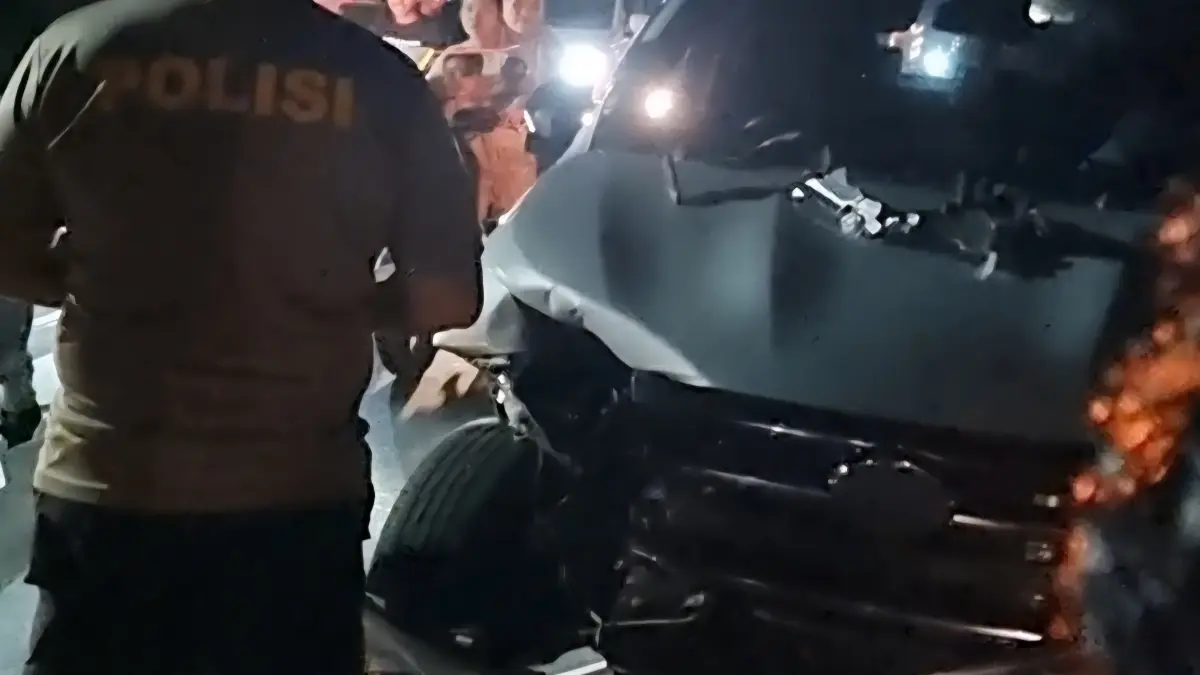 Kecelakaan Lalu Lintas yang Melibatkan Satu Unit Toyota Rush dan Dua Sepeda Motor di Jalan Trans Sulawesi, Kelurahan Taipa, Rabu (5/8/2026). Bagian Depan Mobil Toyota Rush Tampak Mengalami Kerusakan Akibat Insiden Tersebut.&nbsp;FOTO: MOH FATHAHILA