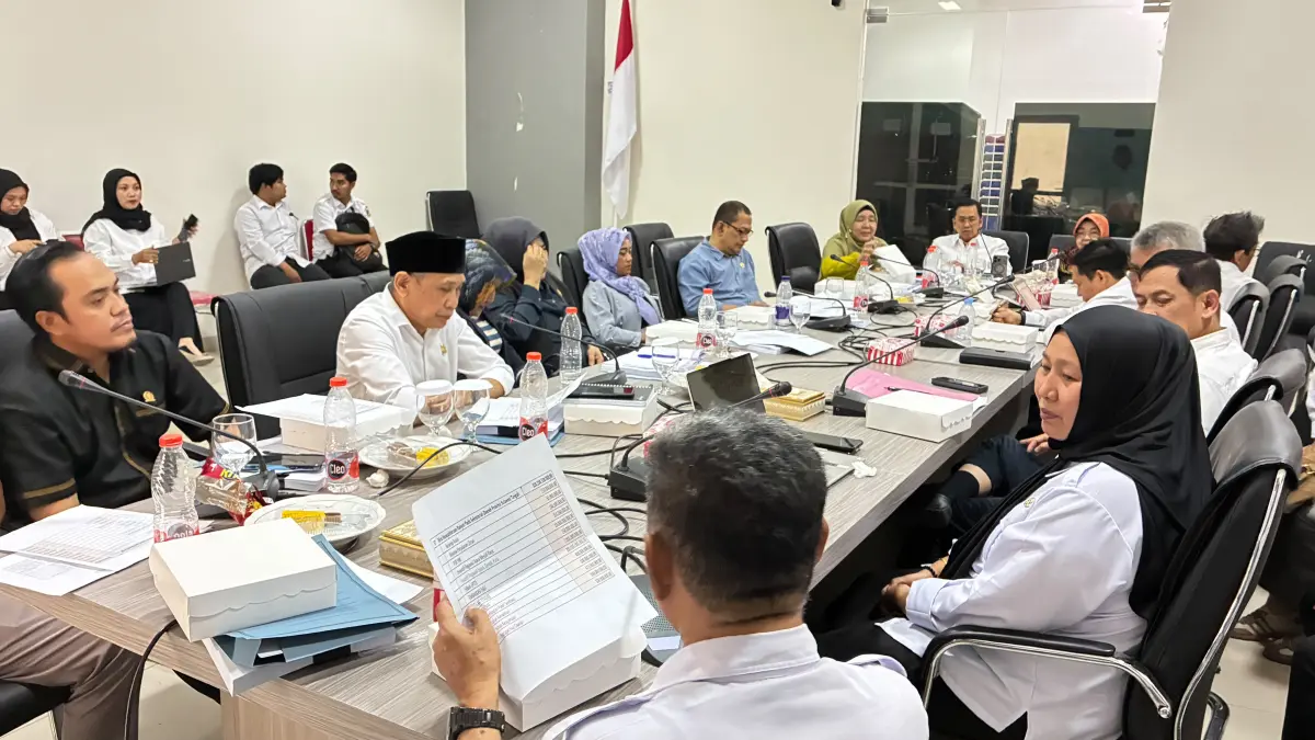 Ketua Komisi IV DPRD Sulteng Moh. Hidayat Pakamundi memimpin rapat bersama OPD mitra membahas KUA-PPAS 2027 dan Perubahan KUA-PPAS 2026 di Palu, Rabu (5/8/2026). FOTO: Annisa Nurul Wibdy. 