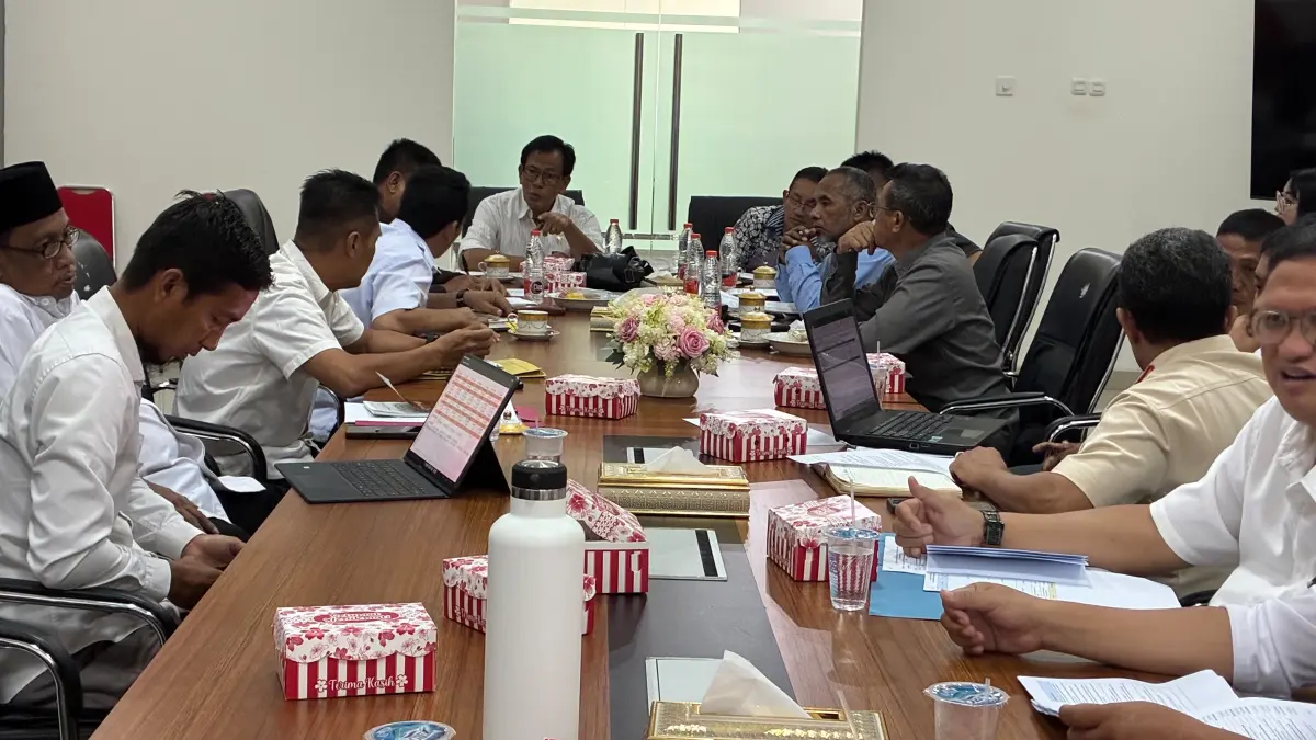 Komisi I DPRD Sulteng menggelar rapat bersama OPD mitra kerja membahas KUA-PPAS Tahun Anggaran 2027 dengan fokus pada penyusunan program prioritas di tengah kebijakan efisiensi anggaran. FOTO: Annisa Nurul Wibdy. 
