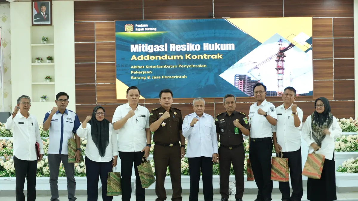 MITIGASI : Kejati Sulteng bersama Sekda dan jajaran OPD Pemkab Donggala foto bersama usai mengikuti kegiatan mitigasi reesko yang berangsung di aulla Kasiromu, Rabu (5/8/2026).(FOTO: ISTIMEWA/RADAR PALU).