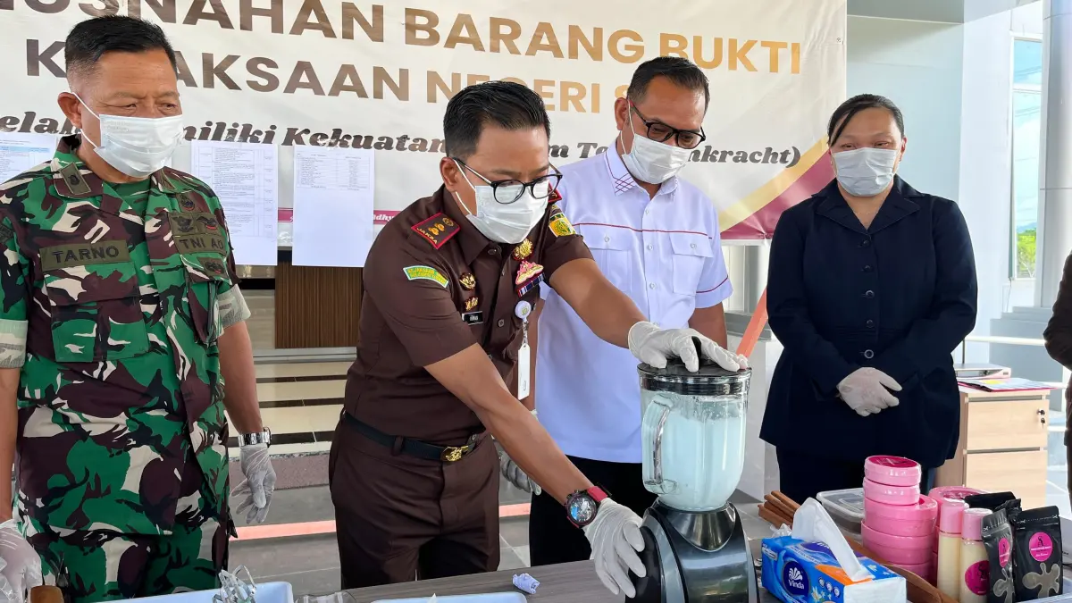 MUSNAHKAN: Kajari Sigi, Irwan Ganda Saputra, memimpin pemusnahan barang bukti pidana yang sudah inkrah, Rabu (5/8/2026).(FOTO: ANGEL SUMBARA/RADAR PALU) 

