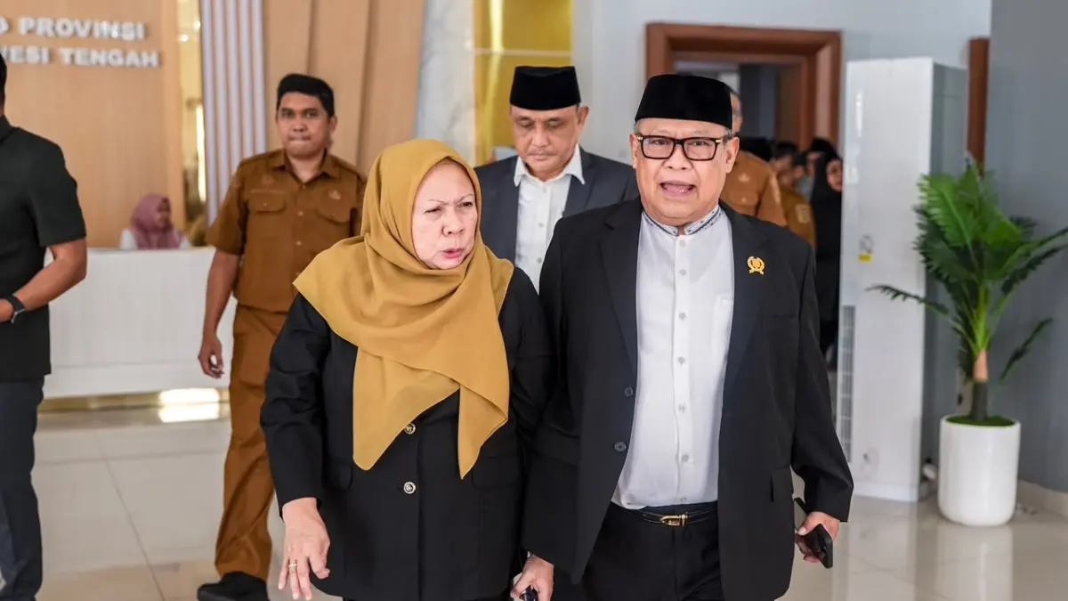 PARIPURNA: Ketua DPRD Sulteng, H. Moh. Arus Abdul Karim, berssama Wagub Sulteng dr. Renny Lamadjido berjalan beriringan menuju sidang paripurna DPRD Sulteng.(FOTO: HUMAS DPRD SULTENG/RADAR PALU).