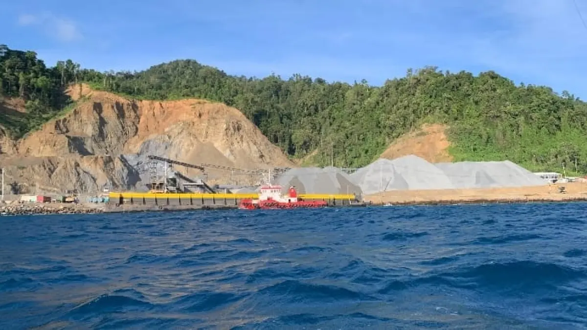 PERUSAHAAN: Salah satu perusahaan galian C di pantai barat, abupaten Donggala.(FOTO: UJANG SUGANDA/RADAR PALU)