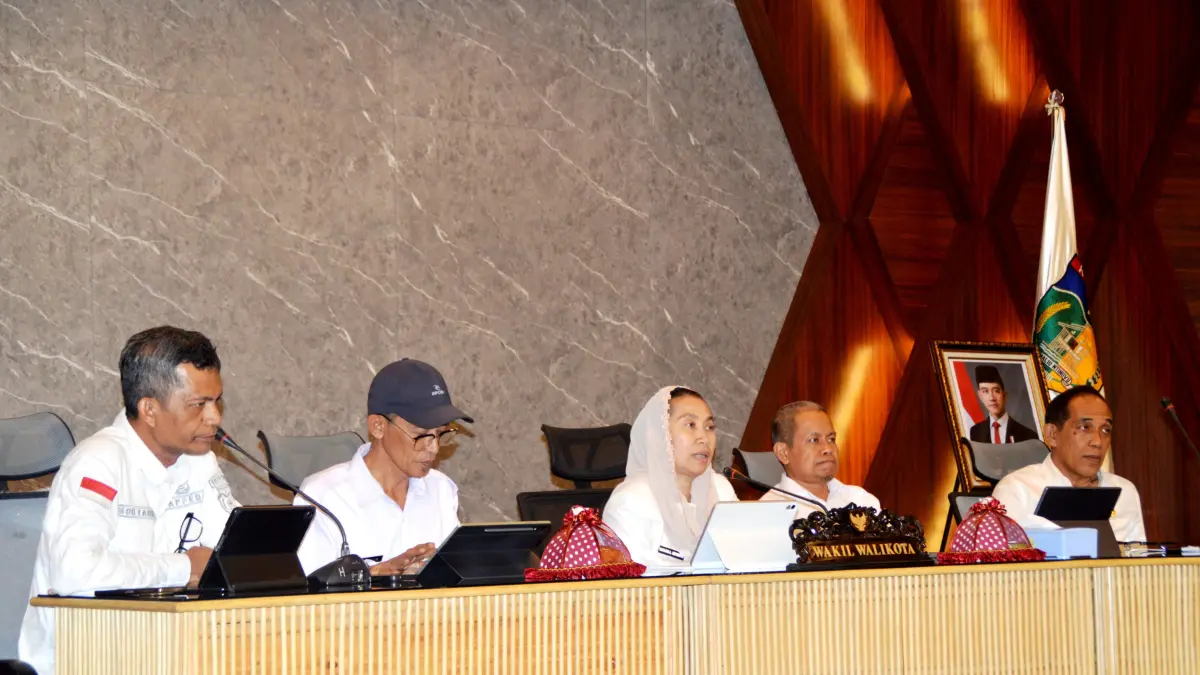 Wakil Wali Kota Palu bersama sejumlah kepala dinas terkait dalam pertemuan bersama para pelaku usaha DAMIU, membahas terkait SLHS. FOTO : HUMAS PEMKOT PALU