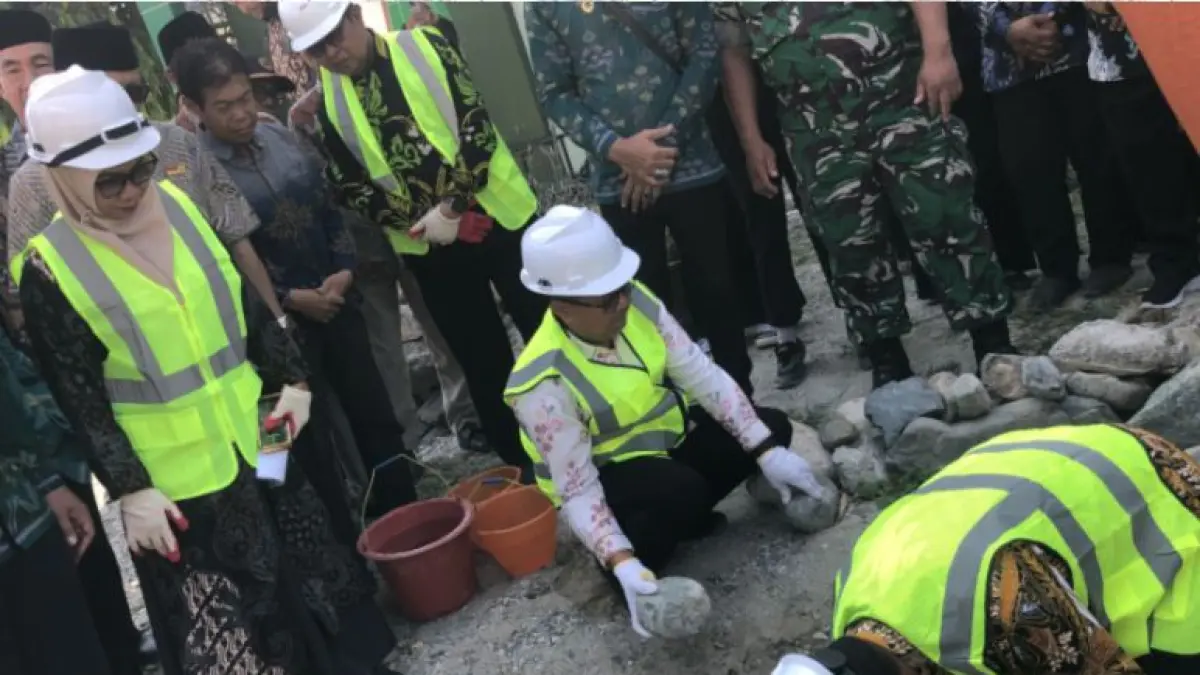 SIMBOLIS: Kakanwil Kemenag Sulteng, H Junaidin (paling kanan) saat meletakan batu pertama sebagai simbol dimulainya pembangunan gedung RKB dan gedung Laboratorium serta Perpustakaan dari anggaran dari SBSN di lingkungan MAN 1 Palu pada Kamis pagi (6/8/2026). Tampak pula para pejabat dan juga Kepala MAN 1 Palu, Rusdiana (paling kiri).(Foto: Nur Soima Ulfa/Radar Palu)
