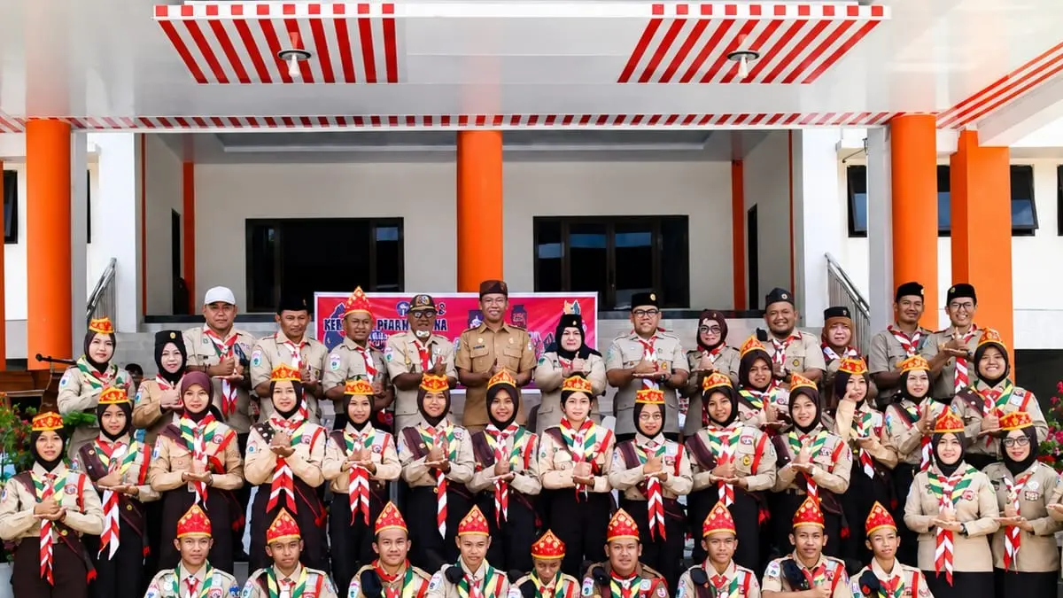MELEPAS: Wabup Touna, H. Surya Lapasiri, selaku Ketua Kwartir Cabang Gerakan Pramuka melepas Kontingen Gerakan Pramuka Touna untuk mengikuti Jambore Nasional XII tahun 2026 yang akan digelar pada 13–20 Agustus 2026 di Bumi Perkemahan dan Graha Wisata Pramuka, Cibubur, Jakarta Timur, Rabu (3/8/2026).(FOTO: HERIYANTO LIMAHU/RADAR PALU).

