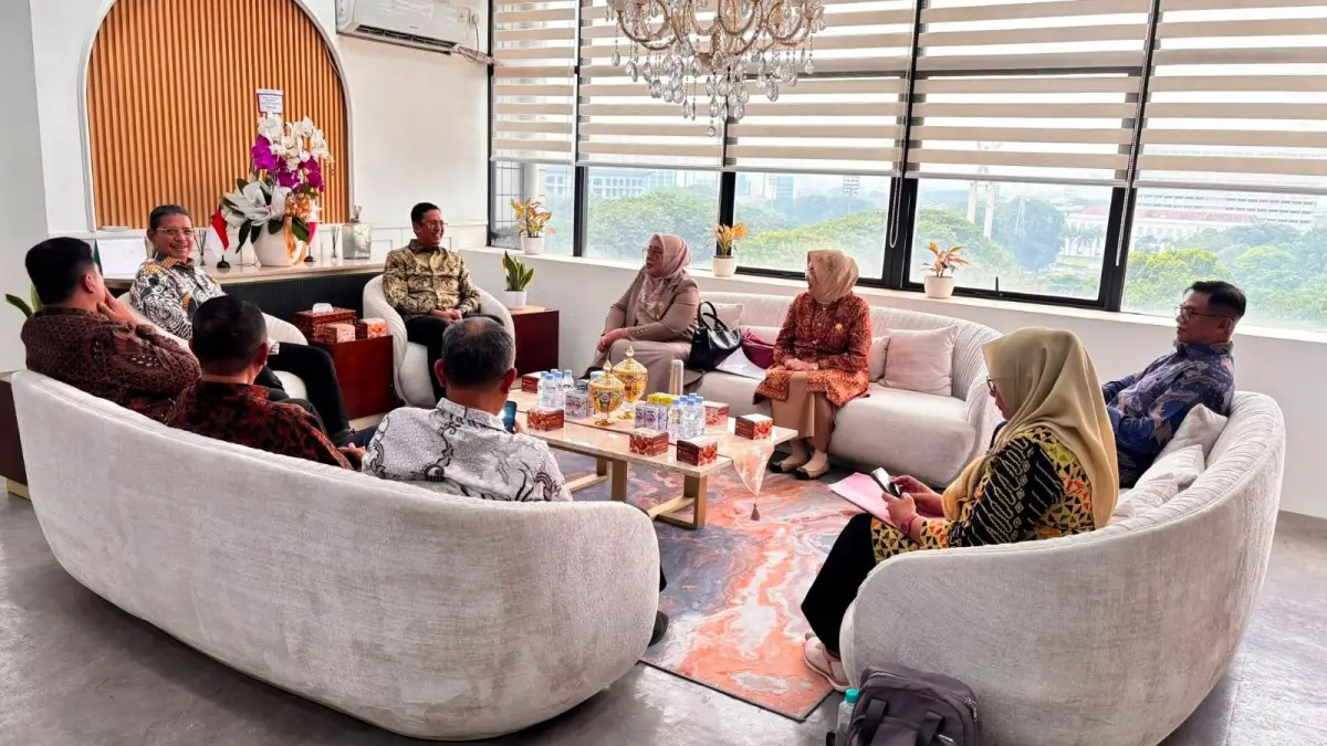 KONSULTASI: Ketua Komisi IV DPRD Sulteng, Hidayat Pakamundi, didampingi Sekretaris Komisi IV yang juga Ketua Fraksi PKS DPRD Sulteng, Hj. Wiwik Jumatul Rofi