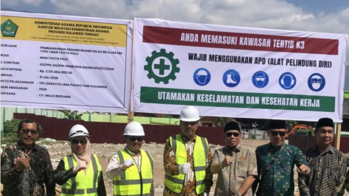 SALING MENDUKUNG: Kakanwil Kemenag Sulteng, H Junaidin (tengah) berfoto bersama dengan para pejabat dan juga Kepala MAN 1 Palu, Rusdiana (kedua dari kiri) di lokasi proyek pembangunan gedung RKB dan Laboratorium serta perpustakaan yang dibaiayi dari anggaran SBSN, pada Kamis pagi (6/8/2028) saat seremoni peletakan batu pertama.(Foto: Nur Soima Ulfa/Radar Palu)