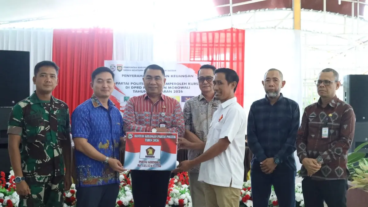 BANTUAN: Staf Ahli Bidang Hukum dan Politik Setda Morowali, Mohammad Asfar menyerahkan bantuan kepada salah satu pengurus Partai Gerindra.(FOTO: SUPRIYONO/RADAR PALU).