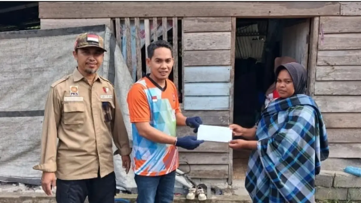 BANTUAN: Waket Fraksi PKS DPRD Sulteng, Takwin, saat bersama Ketua DPW PKS Sulteng ustadz Muh. Wahyuddin memberikan bantuan dan melakukan aksi bersih-bersih di Kecamatan Nokilalaki, pada Kamis lalu (19 Juni 2026).(FOTO: HUMAS PKS SULTENG/RADAR PALU).
