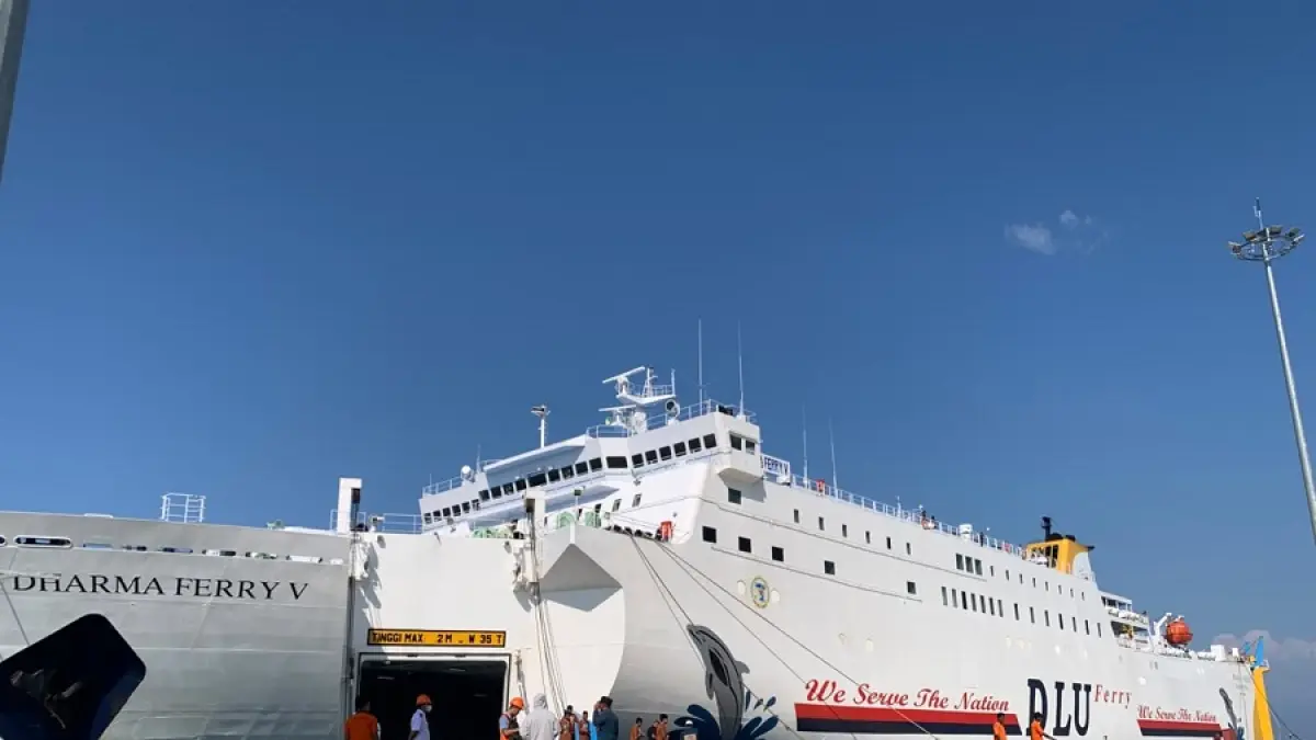 BERSIAP BERANGKAT : KM Dharma Ferry V saat sandar di pelabuhan donggala, Kamis (6/8/26).(Ujang Suganda/Radar Palu)
