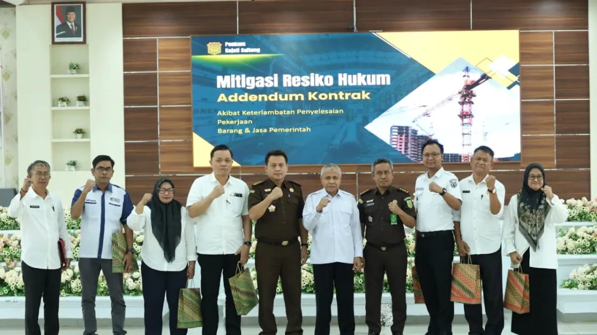 Foto bersama narasumber dari Kejaksaan Tinggi Sulawesi Tengah dan peserta usai kegiatan Penerangan Hukum tentang mitigasi risiko hukum addendum kontrak pengadaan barang dan jasa pemerintah di Aula Kasiromu, Kantor Bupati Donggala, Rabu (5/8).