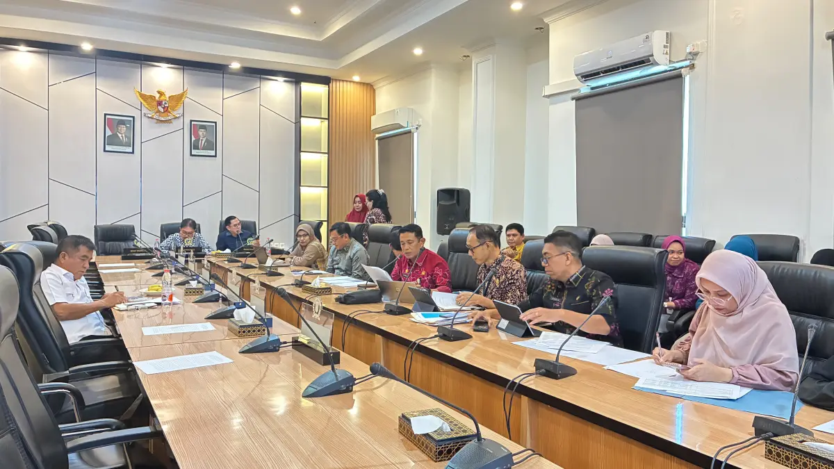 Komisi II DPRD Sulteng menggelar rapat kerja bersama OPD mitra di Ruang Baruga Lantai III DPRD Sulteng, Kamis (6/8/2026), menelaah efisiensi pagu anggaran dan evaluasi program 2027. FOTO: Annisa Nurul Wibdy. 