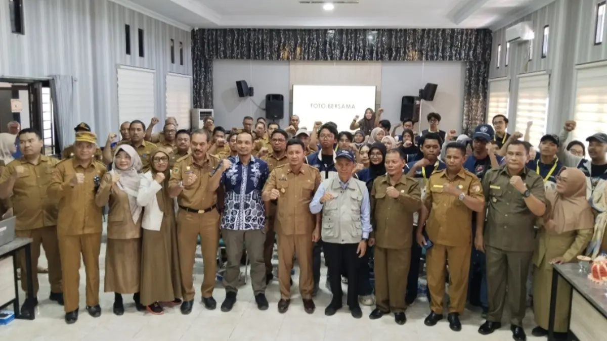 MAHASISWA: Bupati Touna, Ilham Lawidu, melepas mahasiswa KKN-PPM UGM periode II, tahun 2026.(FOTO: HERIYANTO LIMAHU/RADAR PALU)