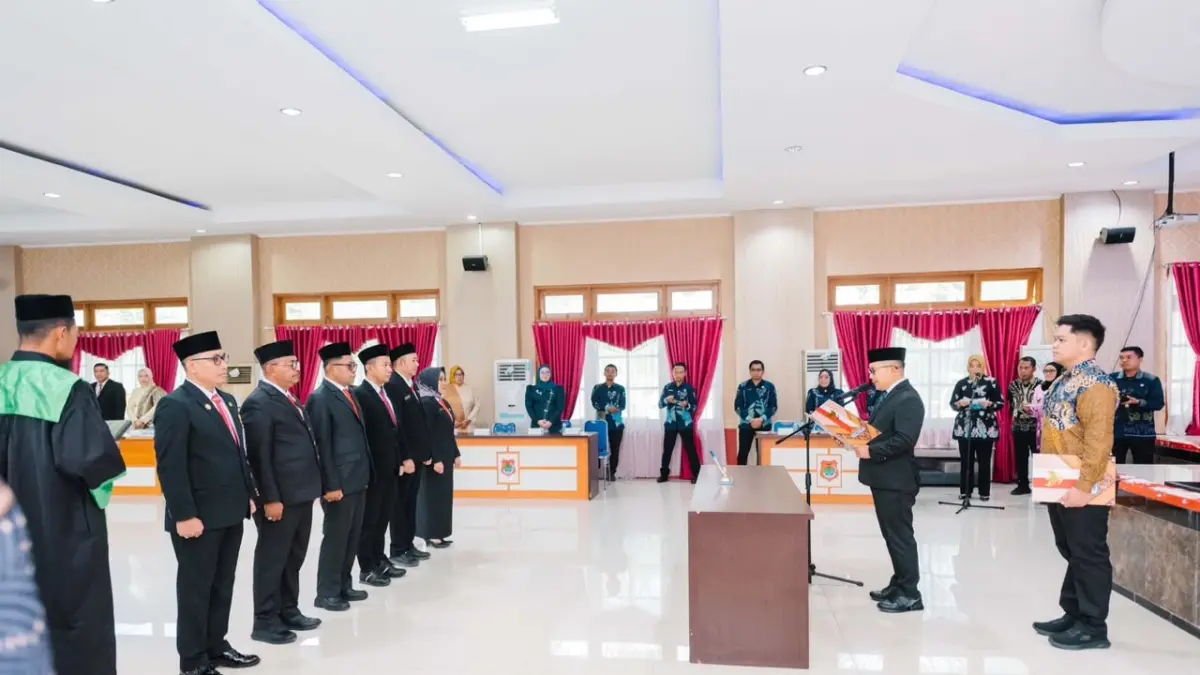 PELANTIKAN: Bupati Banggai, Amirudin Tamoreka, sedang melantik para pejabatnya di Pemkab Banggai, Kamis (6/8/2026).(FOTO: NENDRA PRASETYA/RADAR PALU)
