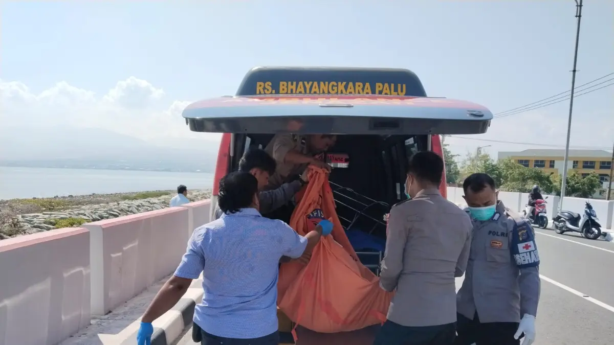 Personel Polsek Palu Barat bersama tim Dokkes Polda Sulawesi Tengah dan Unit Inafis Polresta Palu mengevakuasi jenazah perempuan tanpa identitas ke ambulans untuk dibawa ke Rumah Sakit Bhayangkara Palu, Kamis (6/8).