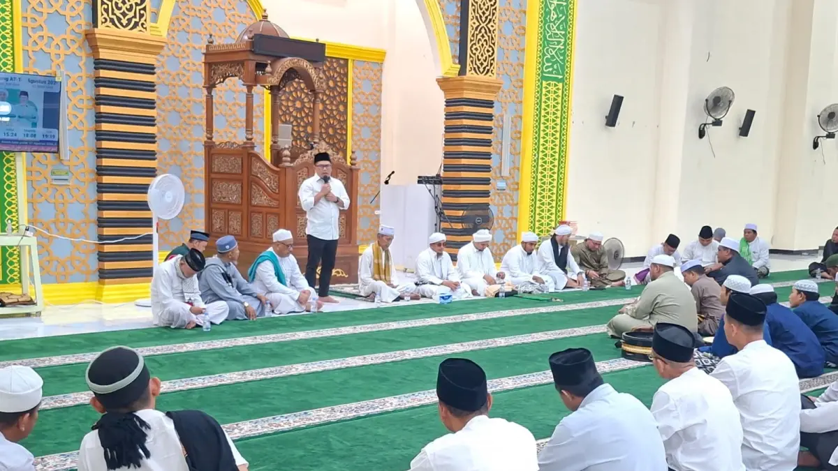 SAMBUTAN: Bupati Buol, Risharyudi Triwibowo, berkesempatan memberikan sambutan di Peringatan Maulid Arbain ke-7 di Masjid Agung At-Tafakur, Kabupaten Buol.(FOTO/DINAS KOMINFO BUOL/RADAR PALU).
