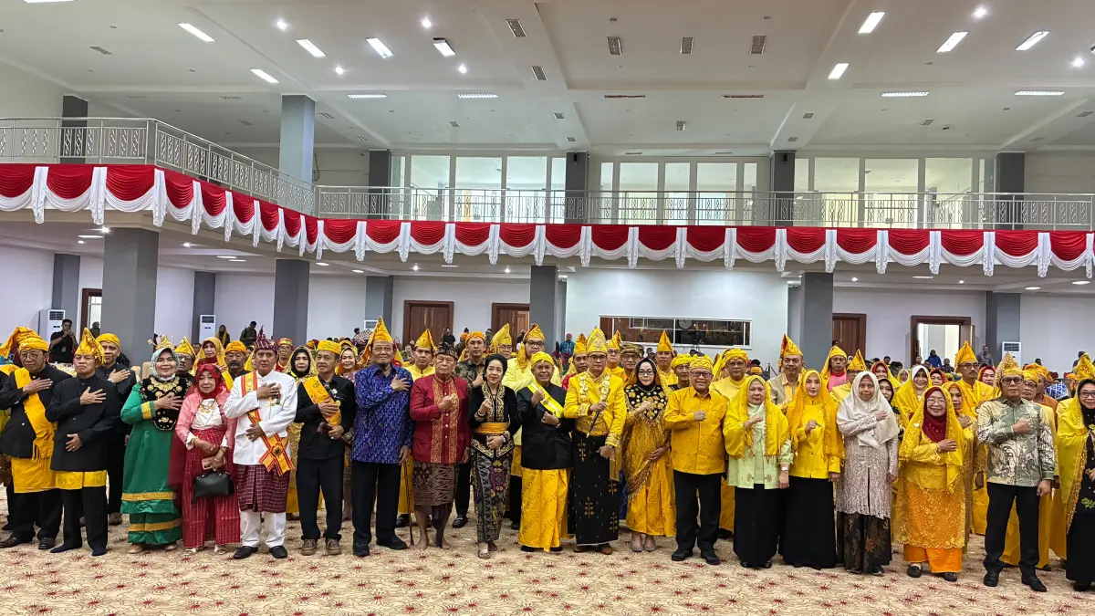 Ketua BMA Sulteng Dr. Mulyadin Malik Tandagimpu beserta pengurus periode 2026–2031 foto bersama Wakil Gubernur Sulteng Reny Lamadjido dan Ketua DPRD Sulteng Arus Abdul Karim usai dilantik di Gedung DPRD Prov. Sulteng, Palu, Kamis (6/8/2026). FOTO: Annisa Nurul Wibdy. 