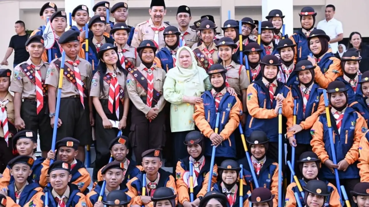 Wakil Gubernur Sulawesi Tengah Reny Lamadjido foto bersama kontingen Gerakan Pramuka Kwarda Sulawesi Tengah menuju Jambore Nasional XII di halaman Kantor Gubernur Sulteng, Kamis (6/8). FOTO: BIRO ADPIM SULTENG 