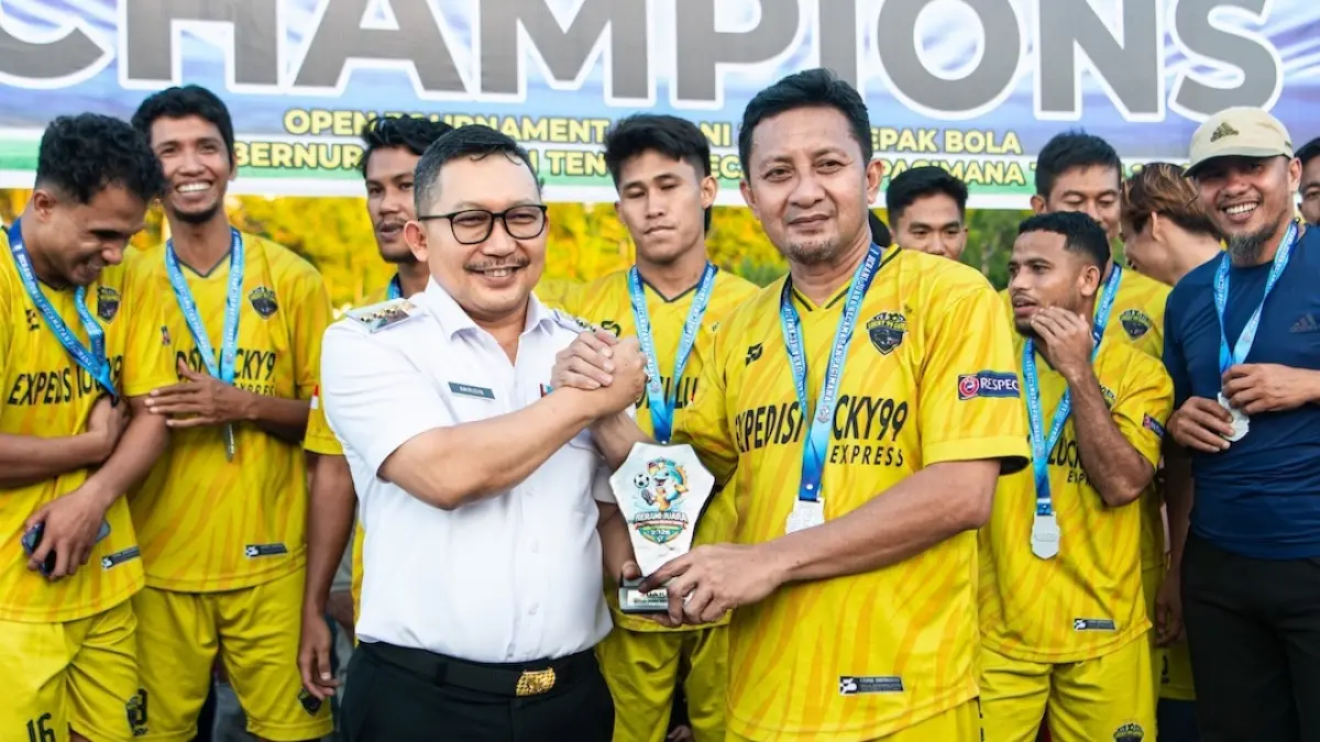 AKRAB: Bupati Touna, Ilham Lawidu, menerima penghargaan dari Bupati Banggai Amirudin Tamoreka, di laga final BERANI CUP 2026.(FOTO: HERIYANTO LIMAHU/RADAR PALU).