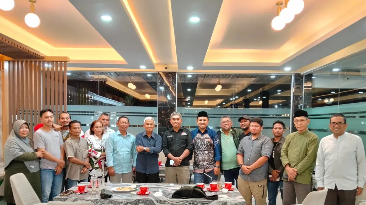 DISKUSI: Ketua Komisi Pendidikan, Pelatihan, dan Pengembangan Profesi Dewan Pers, HM Busyro Muqoddas (kiri) bersama &nbsp;Wakil Ketua PWI Sulawesi Tengah, Fery eL Shirinja, sat menjadi pembahas diskusi.(FOTO: SUPRIYONO/RADAR PALU).