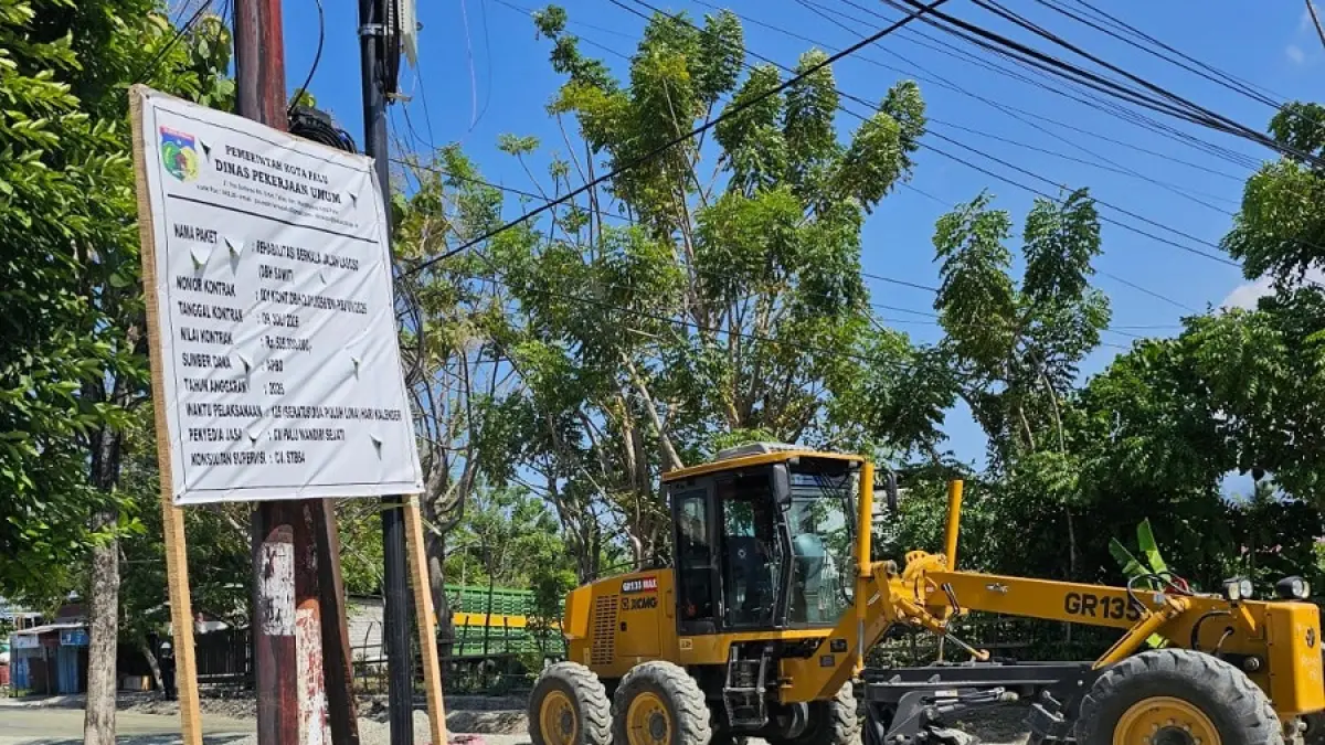 DUGAAN PELANGGARAN : Alat Greder minggu lalu digunakan di Jalan Samudra dan Tandarante Jumat 7 Agustus terlihat digunakan di pekerjaan di jalan Lasoso.(Istimewa)