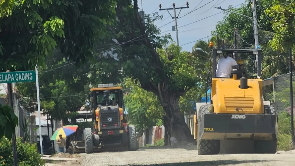Foto lain dua 2 alat yang sama digunakan lagi pekerjaan jalan di Kelapa Gading untuk paket pekerjaan yang berbeda.(Istimewa)