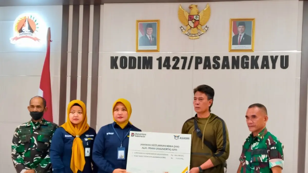 BENTUK PENGHORMATAN: Sebagai bentuk penghormatan atas pengabdian Alm. Praka Jefri, PT ASABRI (Pesero) menyelenggarakan acara penyerahan Santunan Risiko Kematian Khusus (SRKK) Gugur secara resmi bertempat di Markas Kodim 1427/Pasangkayu, Sulawesi Barat. (Foto: Dokumentasi Pribadi)