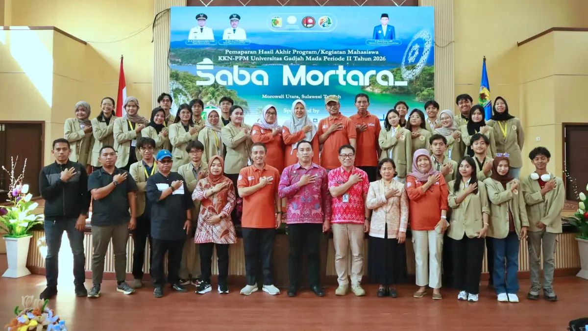 KOMPAK - Mahasiswa UGM foto bersama perwakilan Pemerintah Kabupaten Morowali Utara usai pemaparan hasil akhir program KKN PPM UGM di Ruang Pola Kantor Bupati, Kamis (6/8/2026). (FOTO: ISTIMEWA/RADAR PALU)