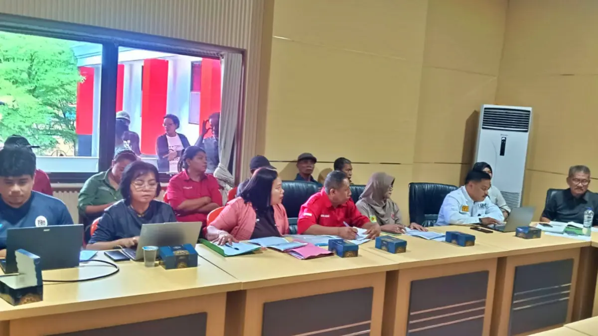 MEDIASI - Panitia Kabupaten Pilkades Serentak Morowali Utara 2026 menggelar mediasi terhadap gugatan dari Desa Baturube, Kecamatan Bungku Utara, dan Desa Lanumor, Kecamatan Mori Utara, Kamis (6/8/2026). (FOTO: ISTIMEWA/RADAR PALU)