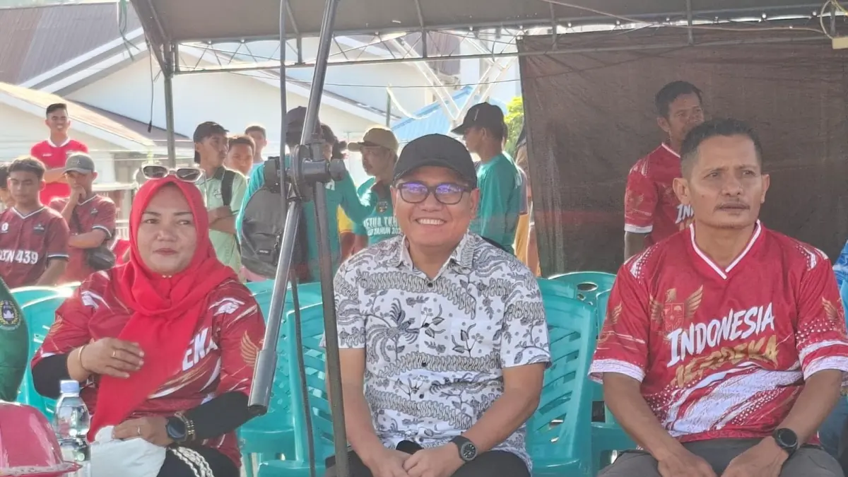 MEMBUKA: Bupati Buol, Risharyudi Triwibowo (tengah) di sela-sela pembukaan turamen sepakbola TKBM Cup Leok, Kabupaten Buol.(FOTO: DINAS KOMINFO KABUPATEN BUOL/RADAR PALU).