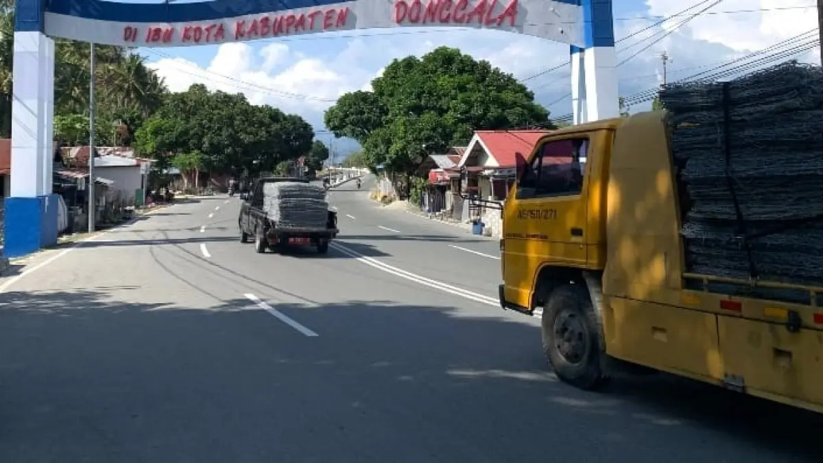 MUAT MATERIAL PROYEK : Dua mobil plat merah mengangkut kawat bronjong yang diduga untuk proyek normalisasi sungai donggala.(FOTO: UJANG SUGANDA/RADAR PALU).