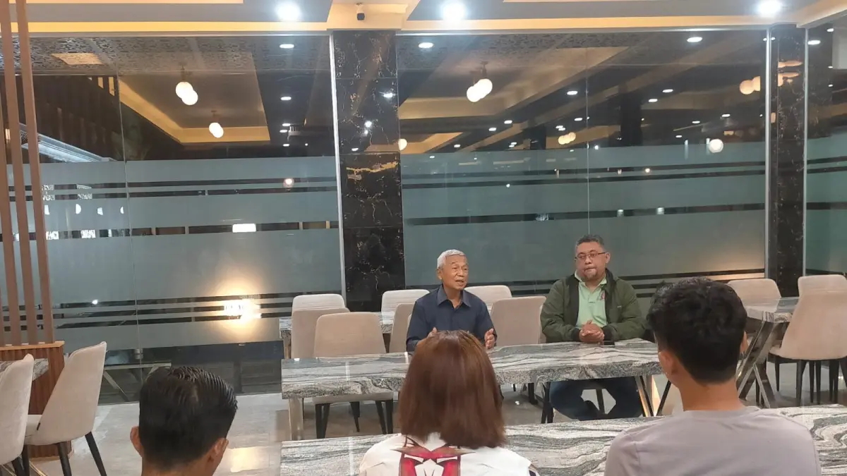 PERTEMUAN: Ketua Komisi Pendidikan, Pelatihan, dan Pengembangan Profesi Dewan Pers, HM Busyro Muqoddas (kiri), bersama  Wakil Ketua PWI Sulawesi Tengah, Fery eL Shirinja.(FOTO: SUPRIYONO/RADAR PALU).