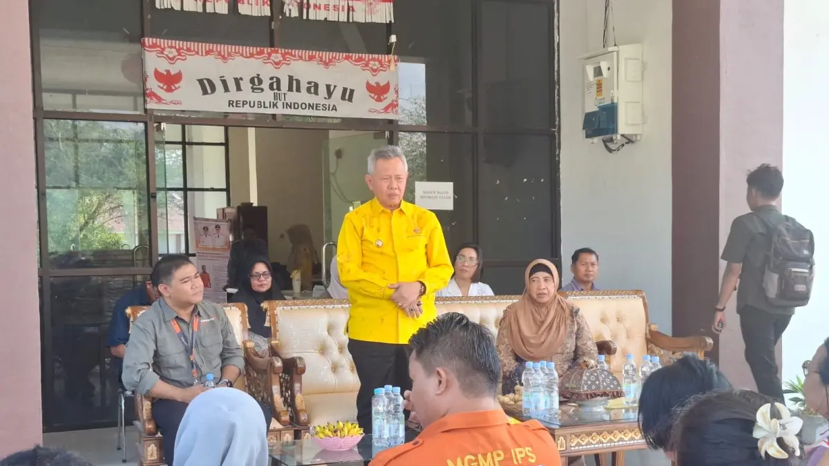 BANTUAN: Penyerahan bantuan berlangsung di Kantor Dinas Pendidikan dan Kebudayaan Kabupaten Sigi, Desa Bora, Kecamatan Sigi Kota, Kamis (6/8/2026), dan dipimpin langsung oleh Bupati Sigi Mohamad Rizal Intjenae didampingi Kepala Dinas Pendidikan dan Kebudayaan Kabupaten Sigi Hajar Modjo.(FOTO: ANGEL SUMBARA/RADAR PALU)

