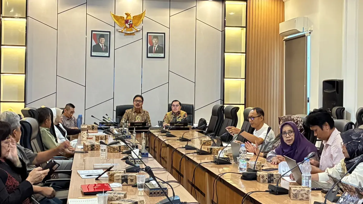 Suasana rapat Komisi II DPRD Sulteng di Ruang Baruga, lantai 3, Jumat (7/8/2026). terkait pembahasan Izin Pertambangan Rakyat (IPR) dan IPERA Kebijakan ini disahkan untuk melegalkan tambang rakyat guna mendongkrak PAD dengan membatasi ketat penggunaan alat berat demi mencegah kerusakan lingkungan. FOTO: Annisa Nurul Wibdy. 